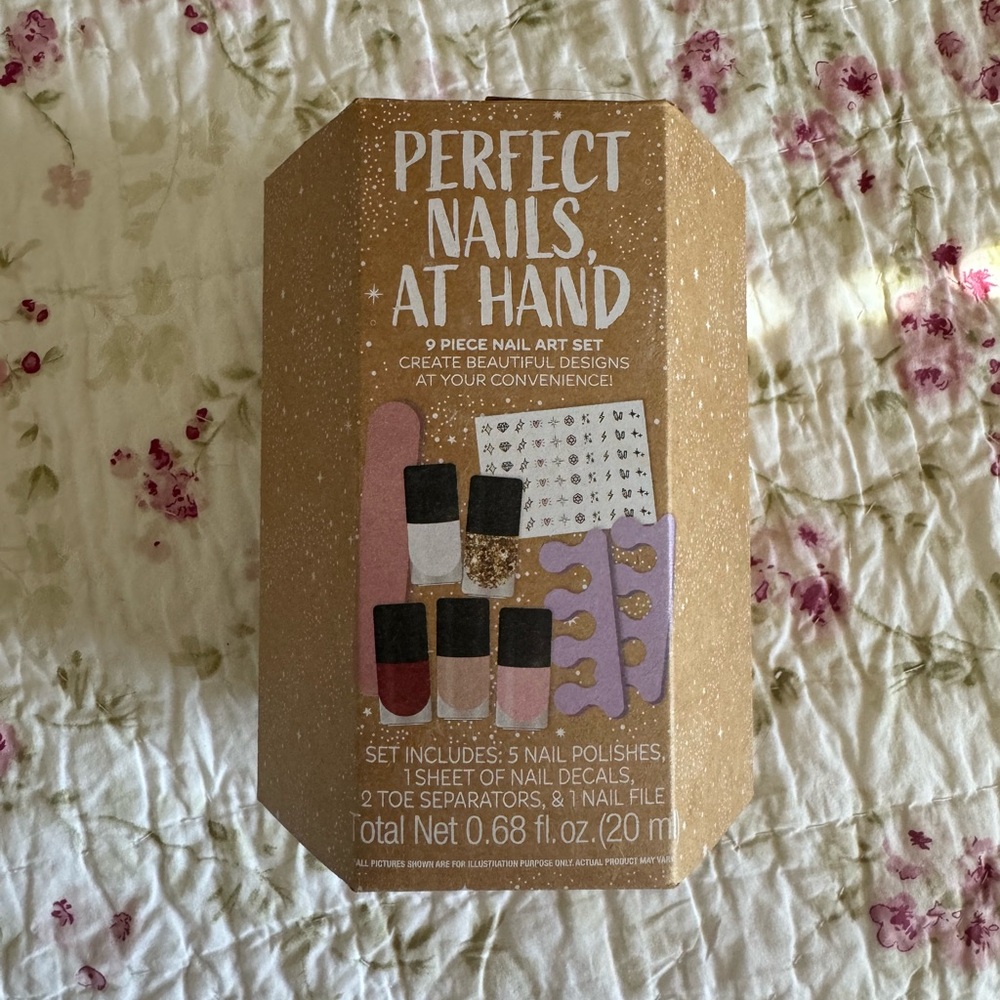 Perfect Nails at Hand: 9 Piece Nail Art Gift Set